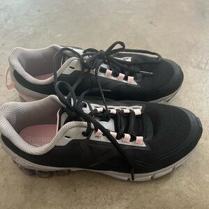 Reebok Women's Black and Light Pink Sneakers